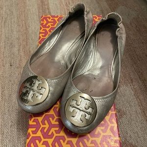 Tory Burch Reva Flat. Silver. 6.5.